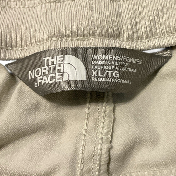 The North Face khaki beige cargo pocket tech material drawstring Shorts XL - Picture 8 of 13